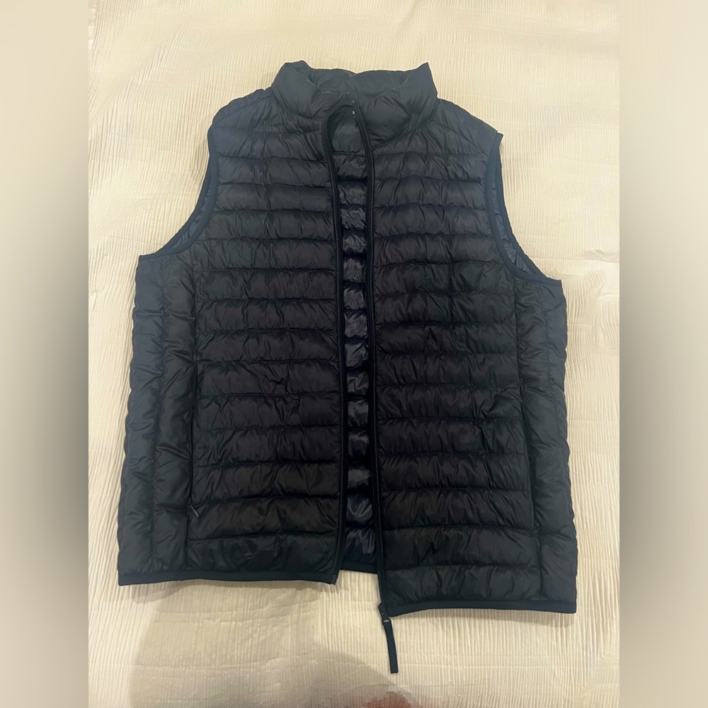 Uniqlo navy blue ultra lightweight down puffer vest
